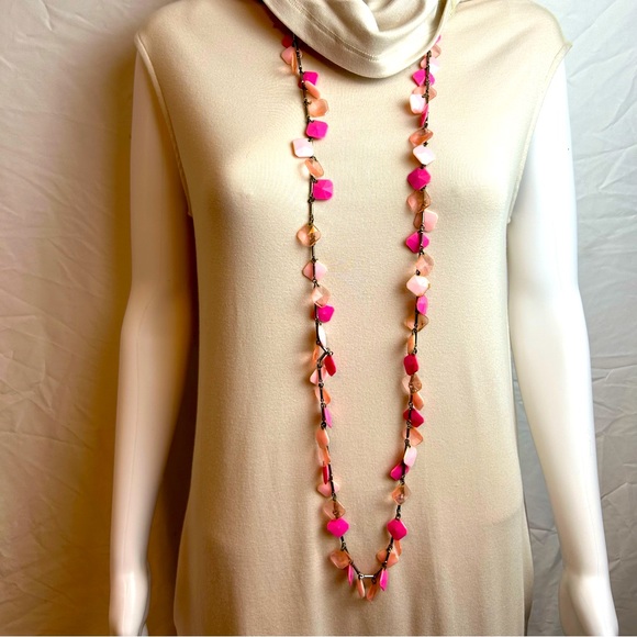 Vintage long pink “petal” necklace that can be doubled up. - Picture 2 of 6